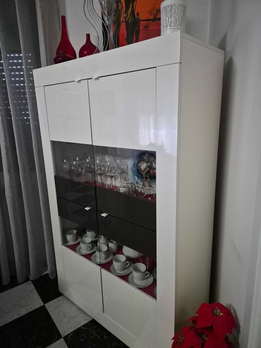 armario vitrine com 4 portas