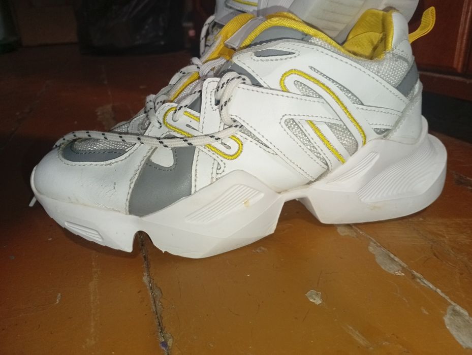 Стильні масивні кросівки білі з жовтим, трендові sneakers (37 розмір)