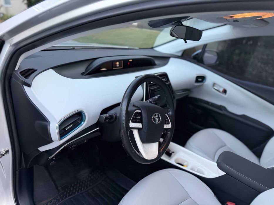 Toyota Prius Prime Plus      2017
