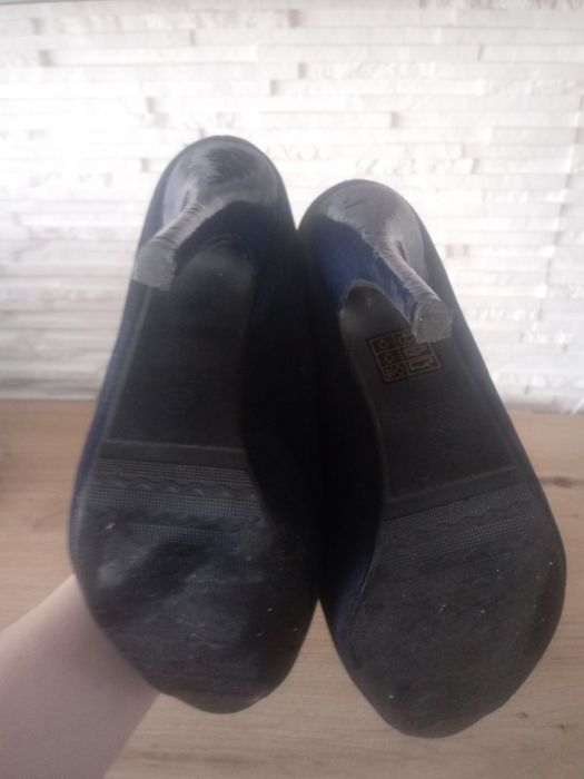 Granatowe buty na obcasie