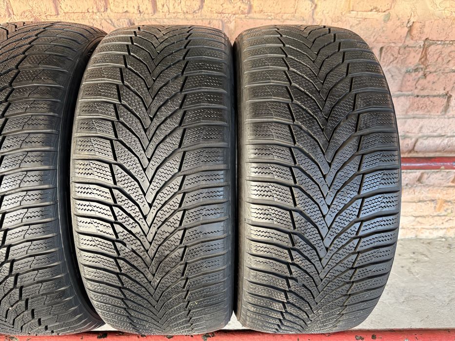 Комплект зимових шин 235/45R17 Nexen