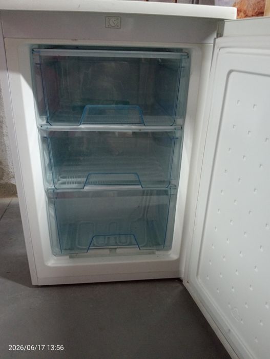 Arca vertical e frigorífico