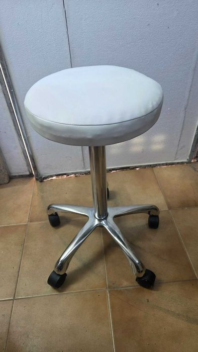 Banco para cabelereiro branco, sobe até 80cm
