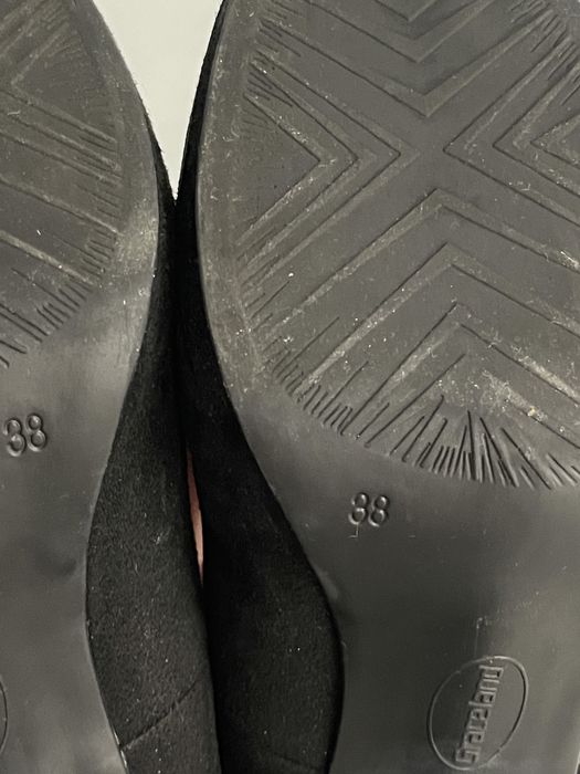 Zamszowe buty na obcasie