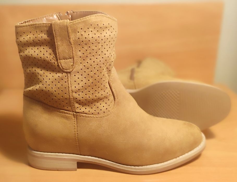 Botas pretas e castanhas. Novas