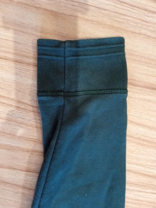 Толстовка,темно зелёного цвета.