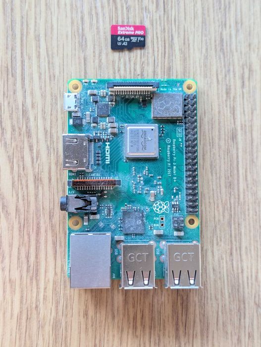 Raspberry Pi 3 Model B+ com cartão SanDisk Extreme PRO 64GB