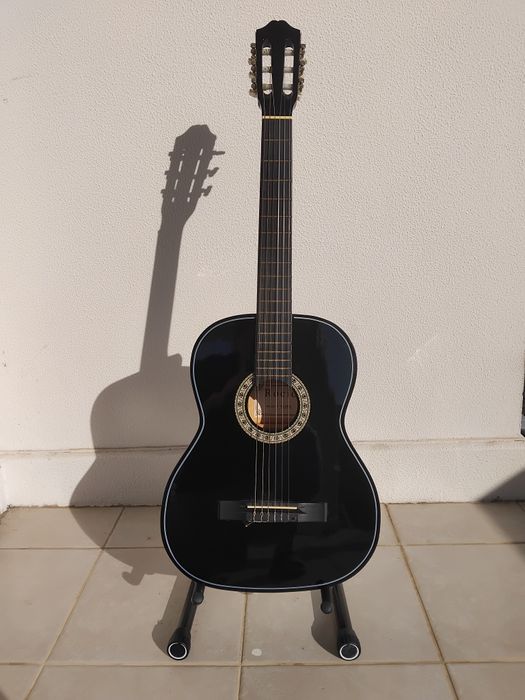 Guitarra clássica + suporte + mala – pack completo