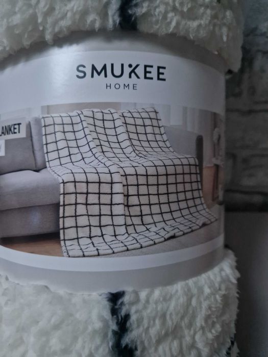 Ciepły, gruby i miły w dotyku koc w kratę