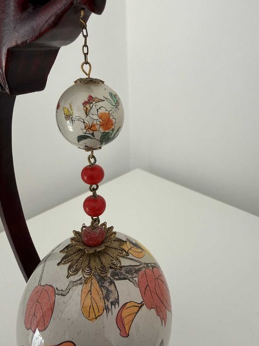 Bola chinesa de vidro pintada por dentro