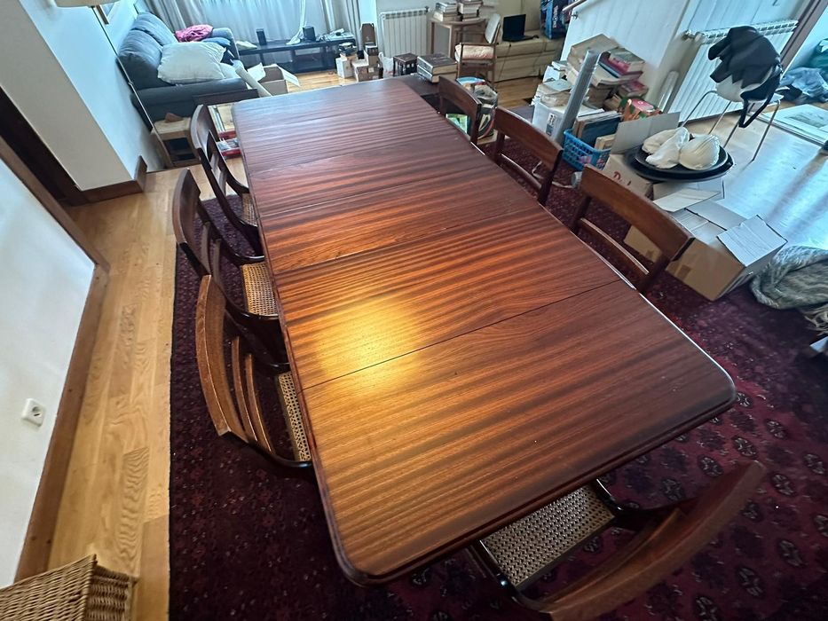 Mesa e cadeiras de madeira