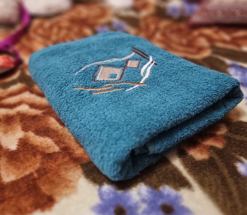 Ciemnozielony ręcznik kąpielowy z haftem 68x138 cm