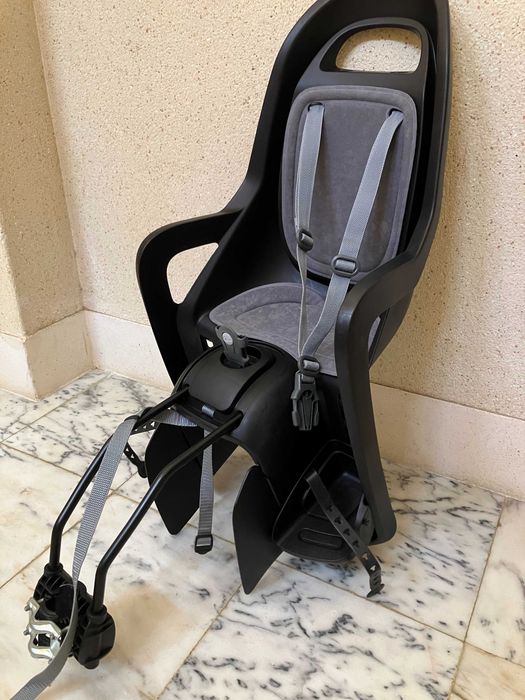 Porta criança para fixação no quadro