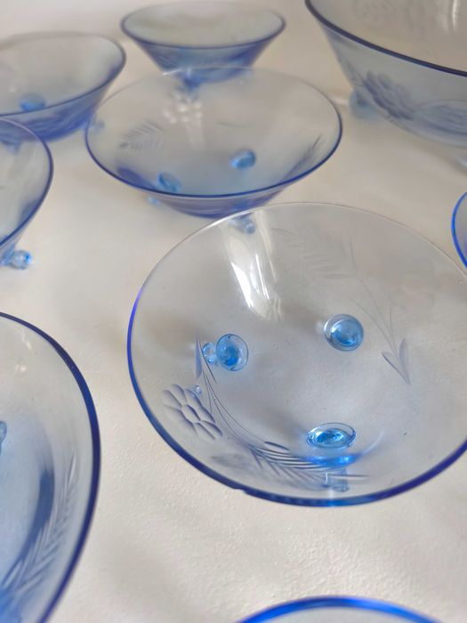 Conjunto de taças em vidro azul