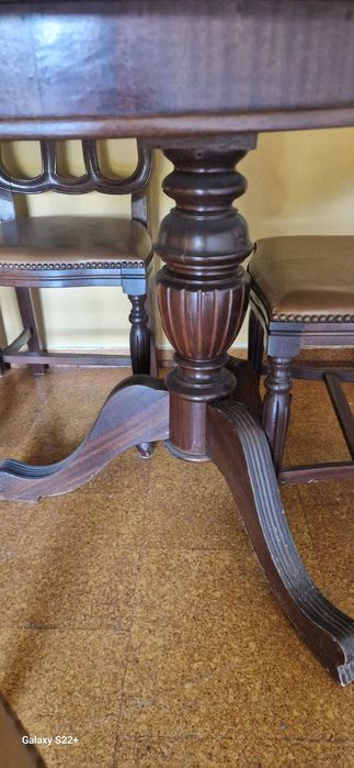 Mesa de casa de jantar em madeira e 6 cadeiras de madeira