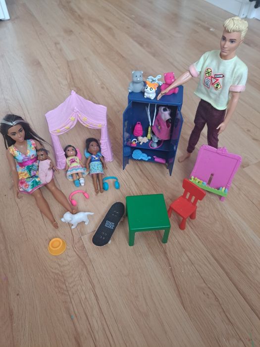 Rodzina Barbie i  Ken , meble Ikea