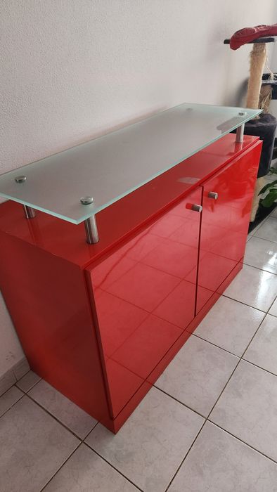 Móvel com prateleira em vidro lacado