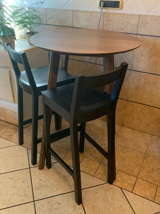 Round Table + 2 Benches