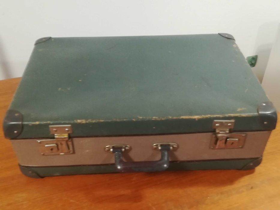 Stara walizka tekturowa