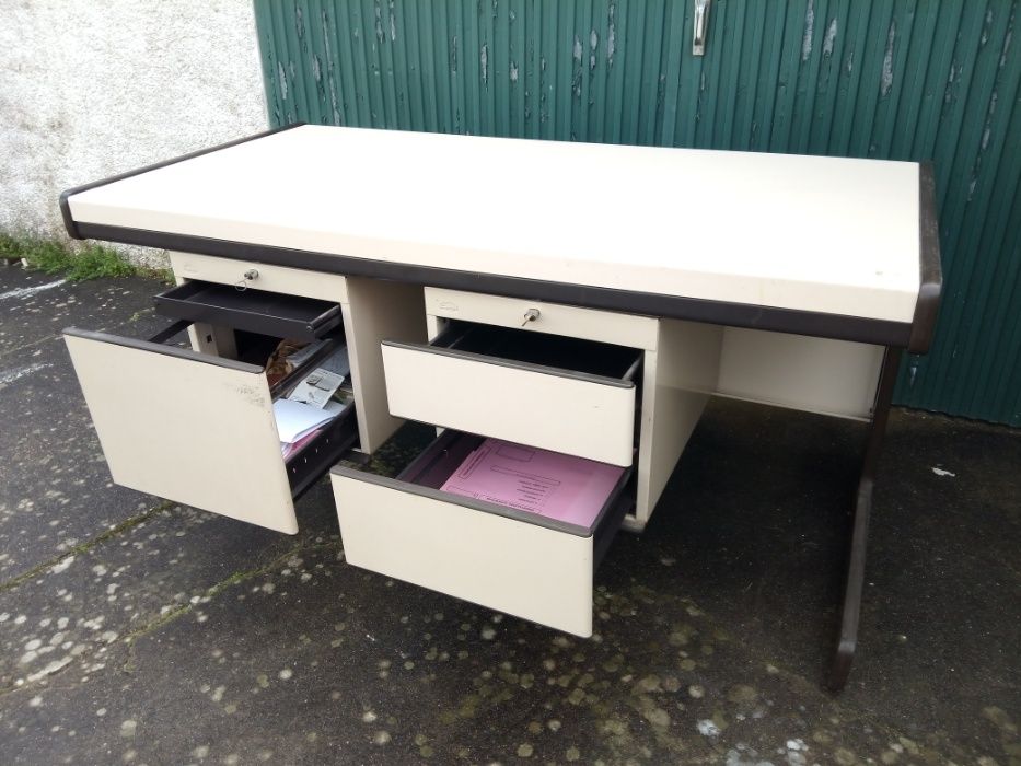 Secretária de escritório em metal.