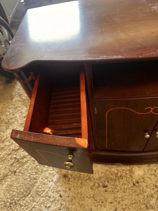 Móvel Aparador em Madeira – Estilo Clássico