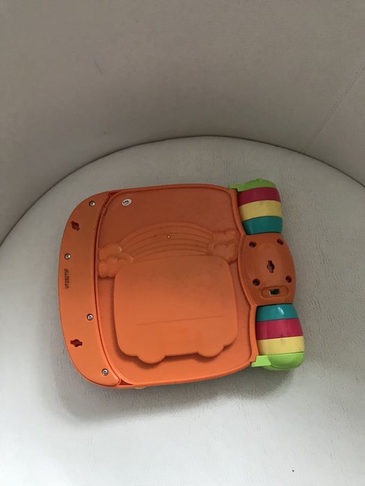 Książeczka Vtych grająca 6-12 M