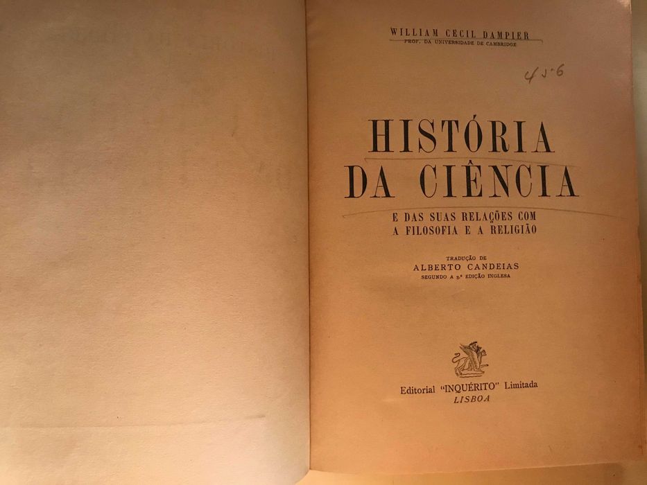 Livro antigo encadernado - História da Ciência