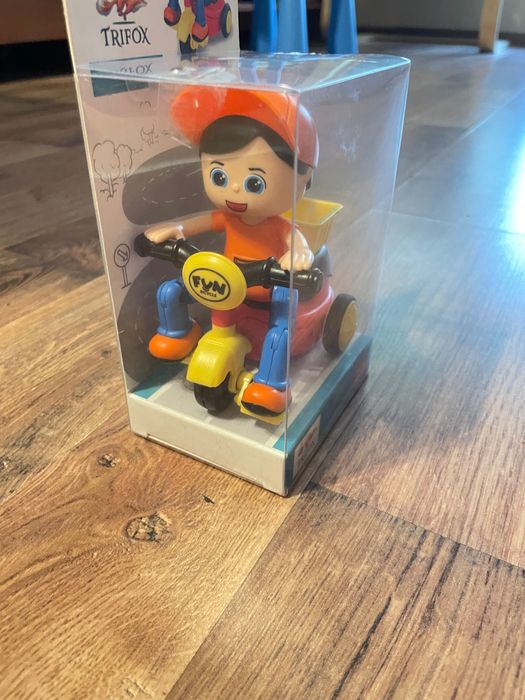 Chłopczyk na rowerze. Mini rowerek