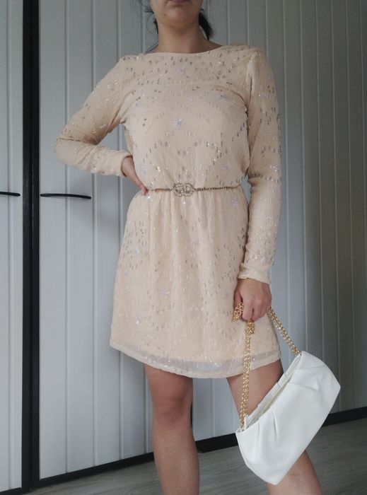 Błyszcząca sukienka mini z odkrytymi plecami