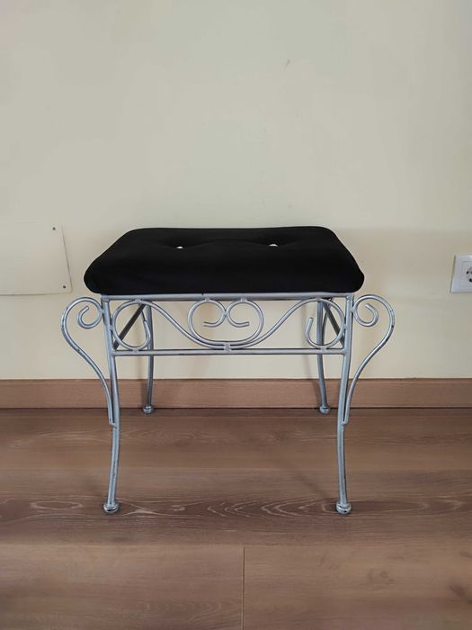 Banqueta estufada em veludo preto