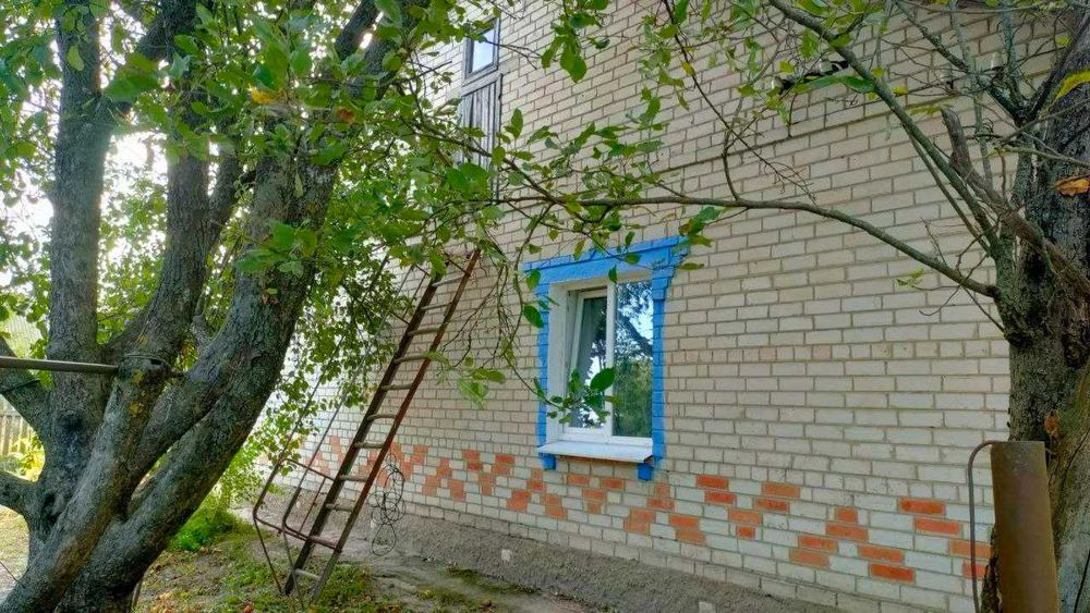 Будинок 3 кімнати.  13 соток, є газ, піч.