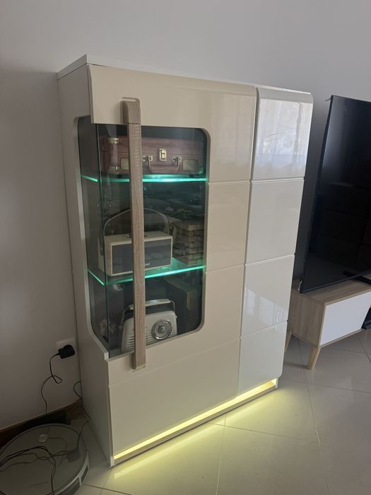 Vitrine moderna branca com iluminação LED