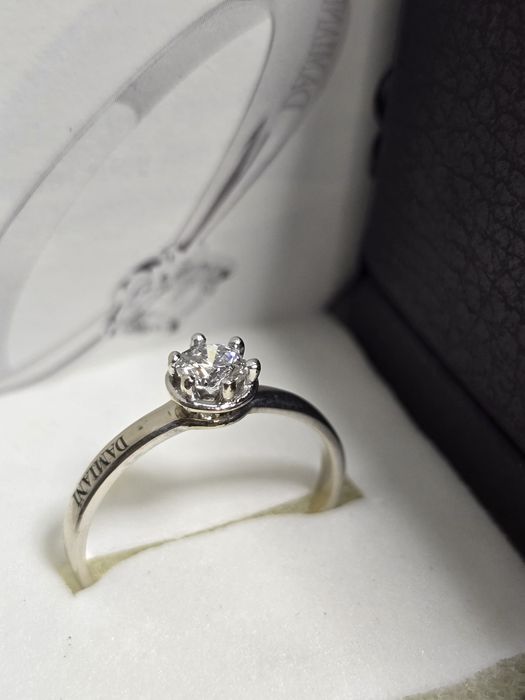 Золотое кольцо с бриллиантом 0,30 ct Damiani.