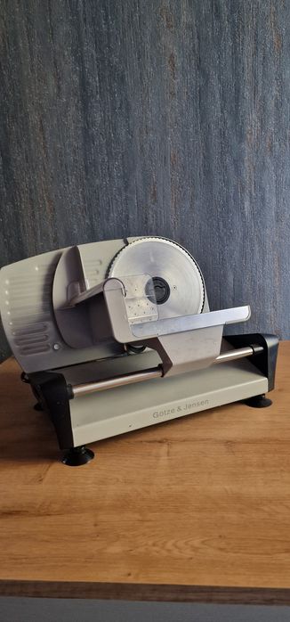 Krajalnica do pieczywa, wędlin i sera.