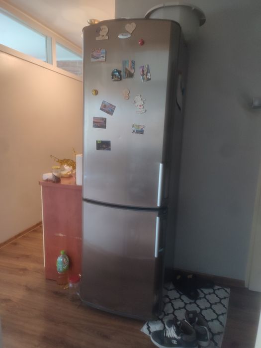 Lodówka Whirlpool ,szara z dużym zamrażalnikiem