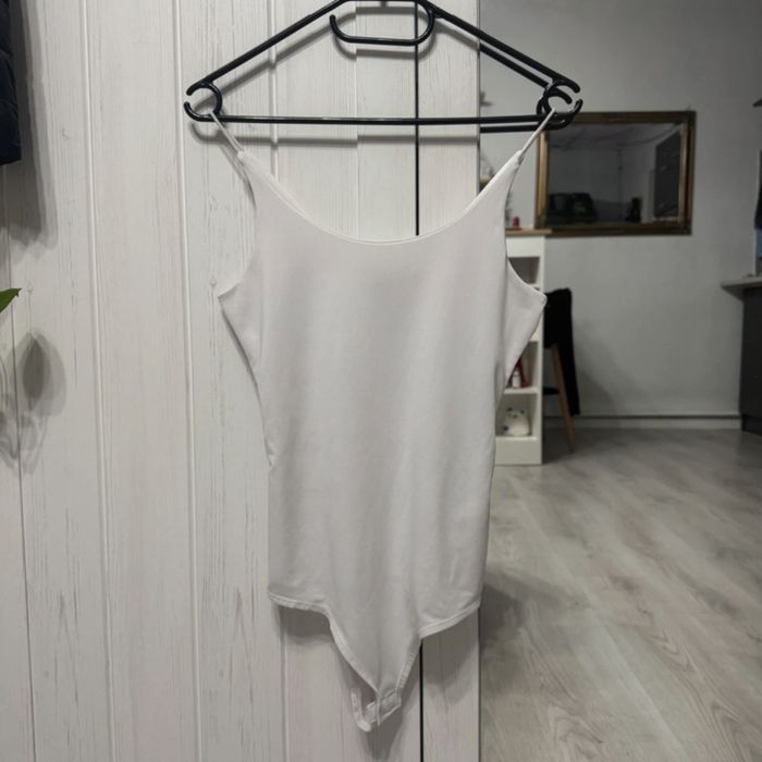 Biale body basic klasyczne na ramiączkach zapinane