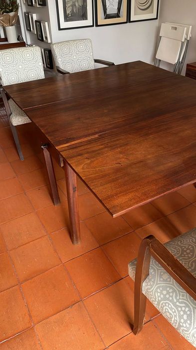 Mesa de jantar Pombalina (Sec XVIII)) em vinhático