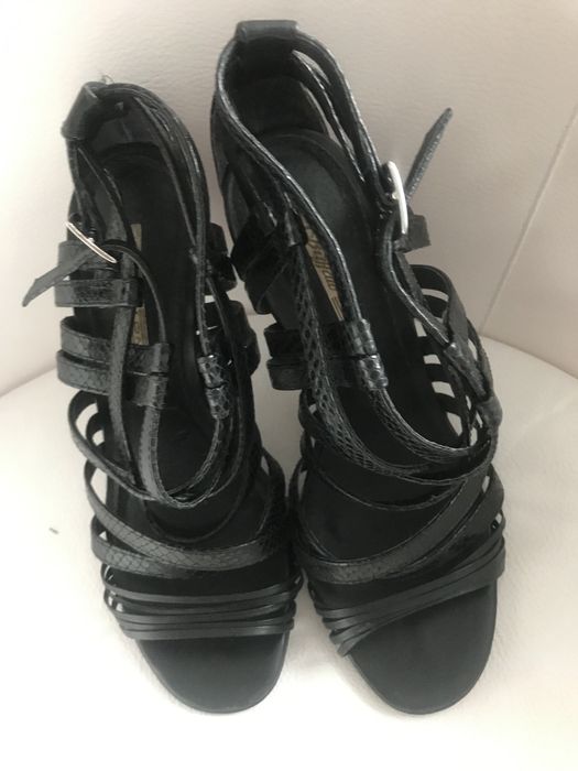 Sandały na szpilce ze skóry Buffalo London r. 38/24