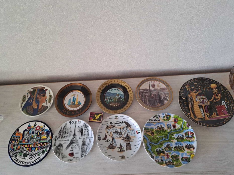 Сувенірні тарілки з різних держав та міст.