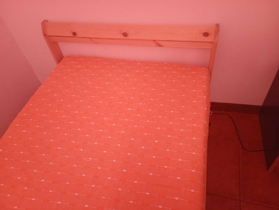 Cama Solteiro em  Pinho com colchão