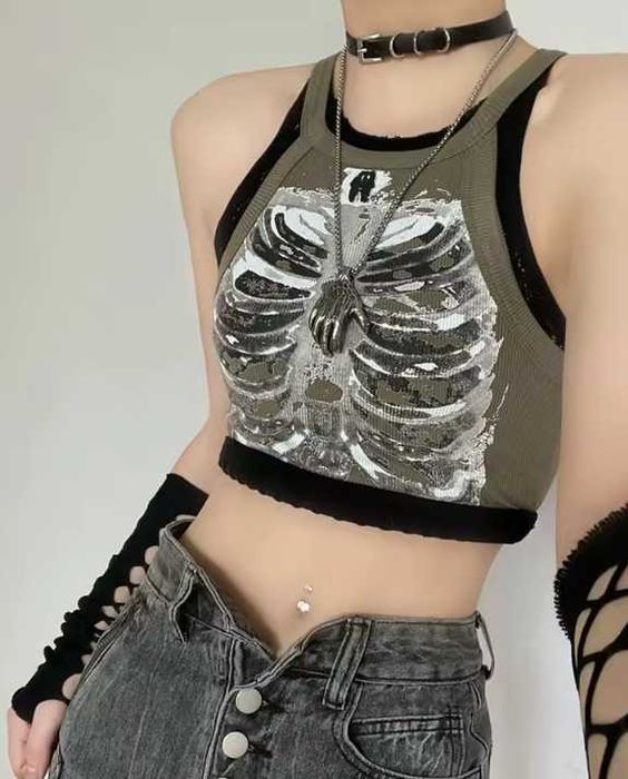 укороченный топ в стиле Y2K