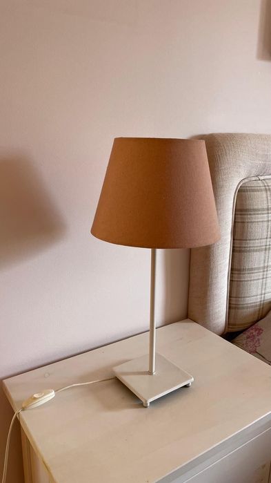 Candeeiro de mesa em ferro branco