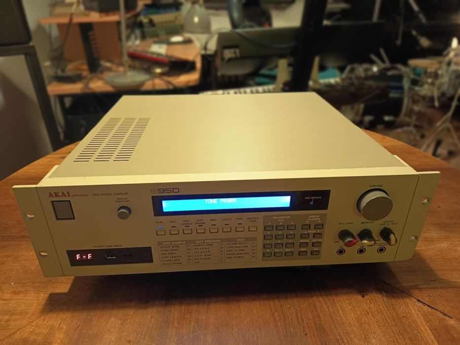 Akai s950 sampler