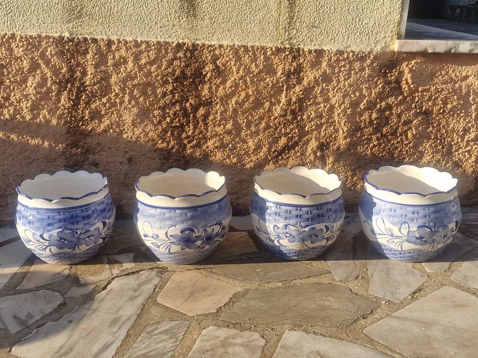 Conjunto de 4 vasos em cerâmica azul e branca