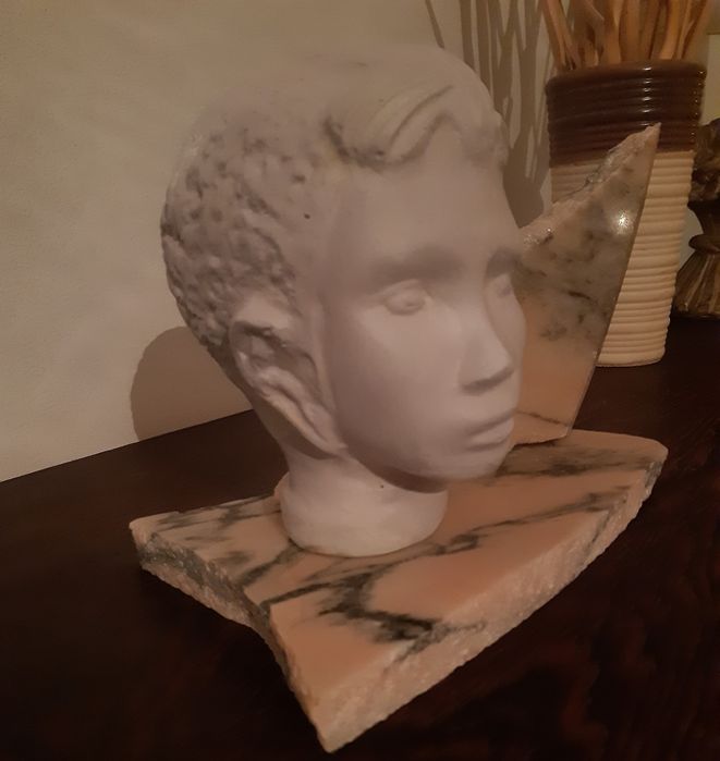 Estátua /escultura  original e única de autorcom base em mármore rosa