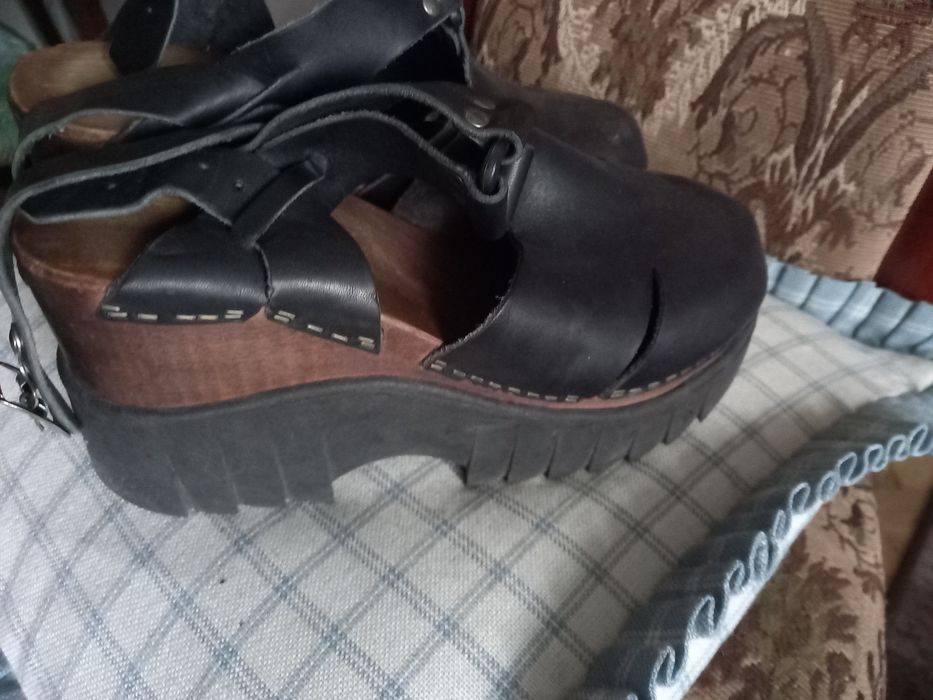 Buty na koturnach skóra r39 styl gotycki