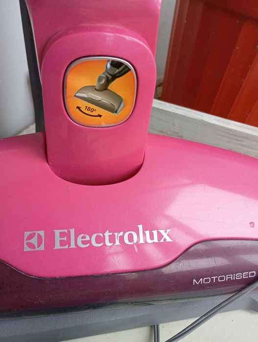 Ручний пилесос Electrolux ZB2929p розовий з Германії.