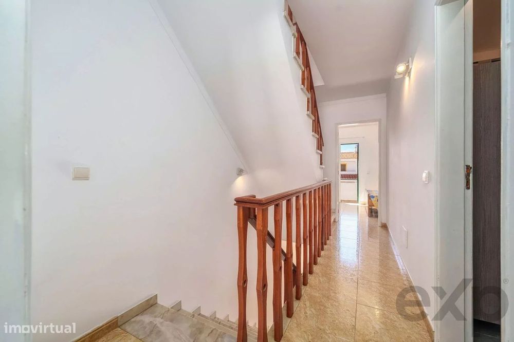 Moradia T2+1 com quintal e terraços com vista mar em Olhão, junto à Ri