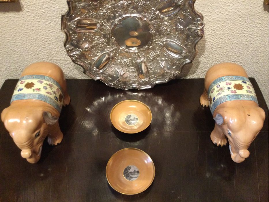 Elefantes em porcelana antiga