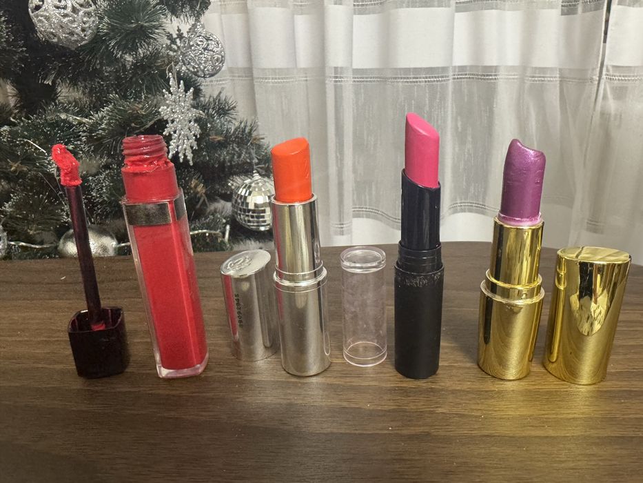 Лот різних помад